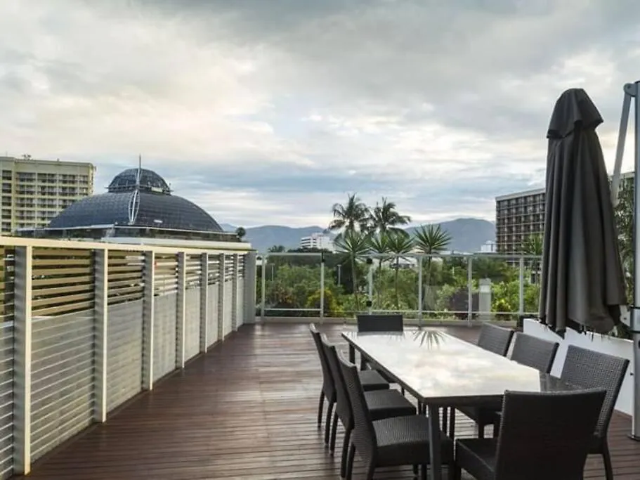 Charming Waterfront Apartment Cairns